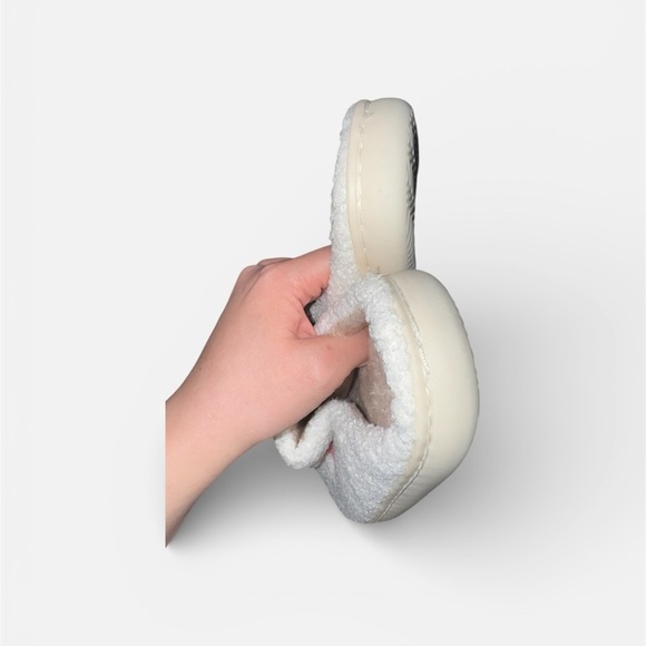 “MAMA” White Fuzzy Slippers – Pink Letter Sherpa Slides - Picture 3 of 3